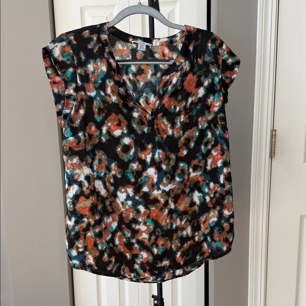 Dalia Collection V-neck Cap Sleeve Blouse: M